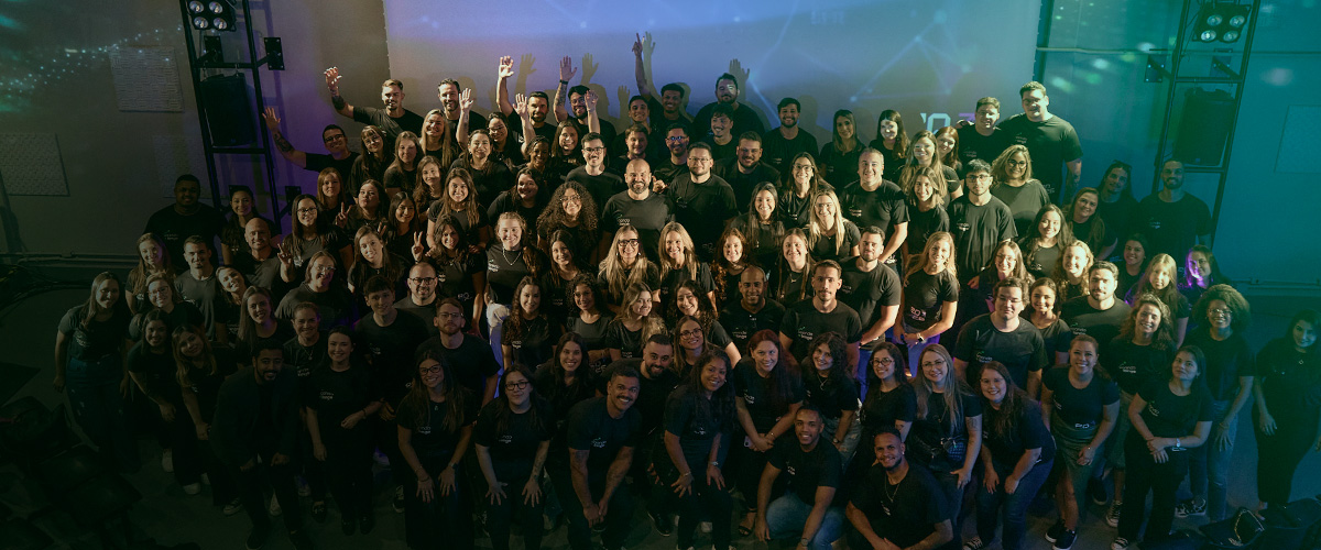 Time completo da vml company reunido em um evento da empresa